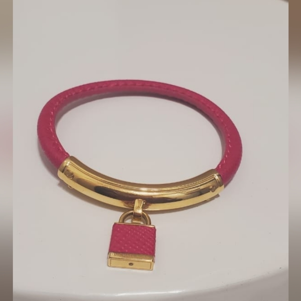 Pink Leather Fashion Padlock Bracelet with featured Gold Tone Closure. 🌴